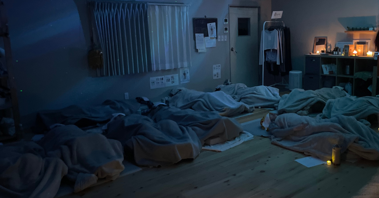 キャンドルの灯りと、優しい音の重なりに包まれながら
自分の呼吸と向き合う特別な夜。
